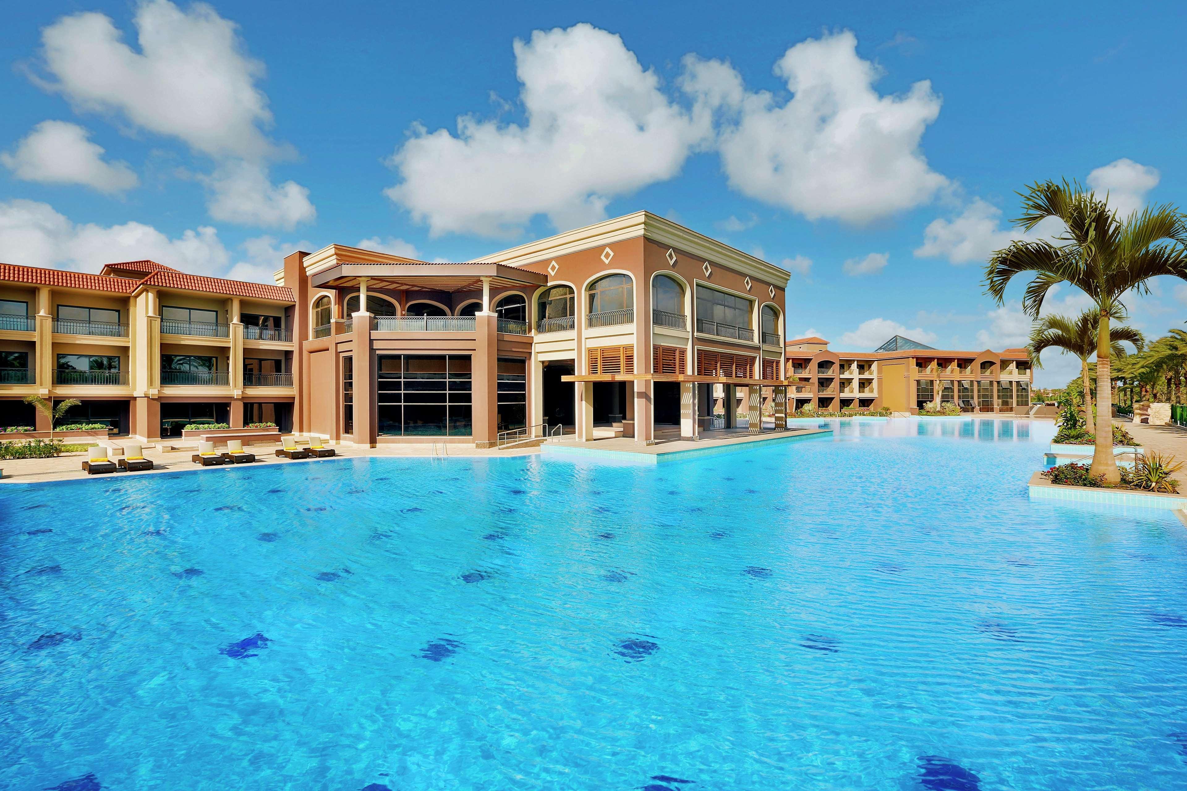 Hilton Alexandria King'S Ranch Hotel Кинг Мариут Екстериор снимка The resort's main pool